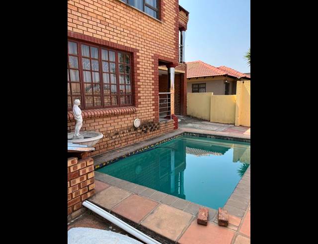 8 BEDROOM HOUSE FOR SALE IN LOTUS GARDENS